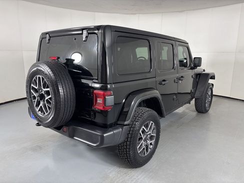 Used 2025 Jeep Wrangler Unlimited Sahara AWD/4WD image 8