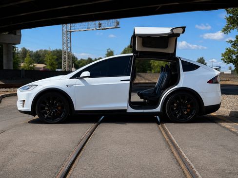 Used 2018 Tesla Model X 75D AWD/4WD image 8