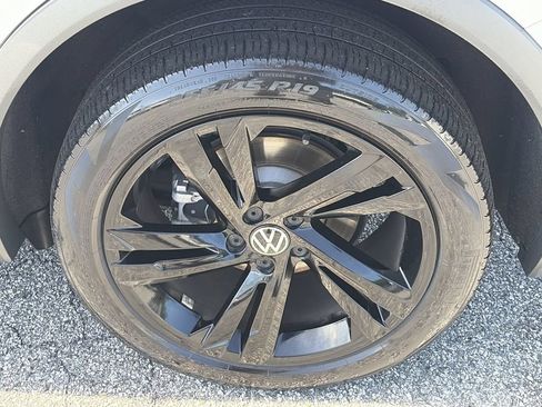 Used 2023 Volkswagen Tiguan SE R-Line FWD image 31