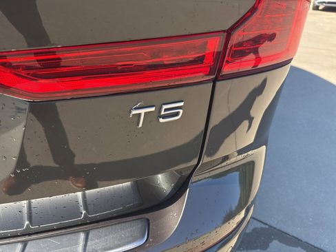 Used 2021 Volvo XC60 T5 Momentum w/ Premium Package image 7