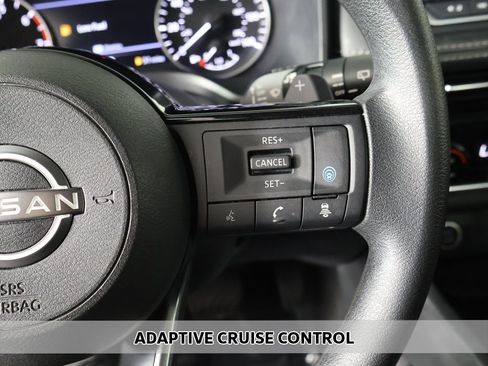 Used 2023 Nissan Rogue SV image 3