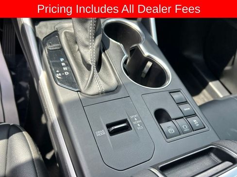 Used 2024 Toyota Highlander XLE FWD image 12