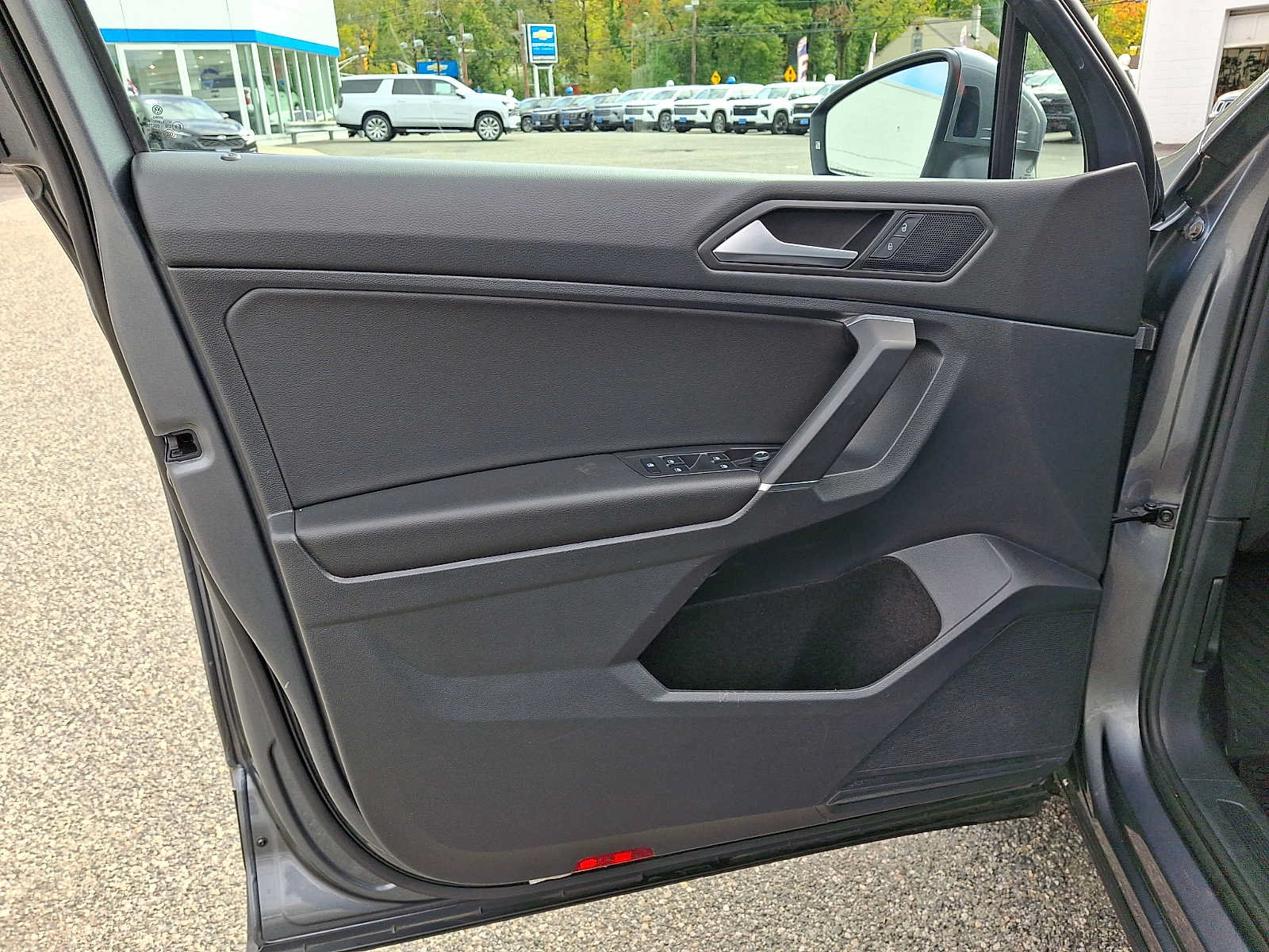 Used 2020 Volkswagen Tiguan SE w/ Panoramic Sunroof Package AWD/4WD image 13