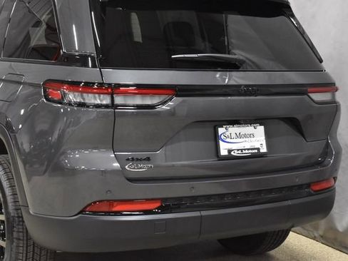 New 2025 Jeep Grand Cherokee Altitude image 9