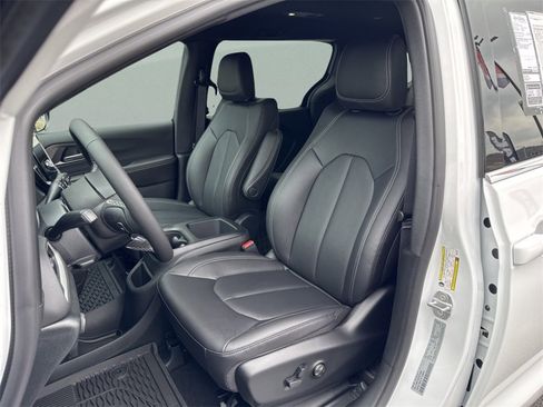 New 2026 Chrysler Voyager LX image 10