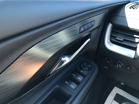 Used 2022 GMC Terrain SLT image 13