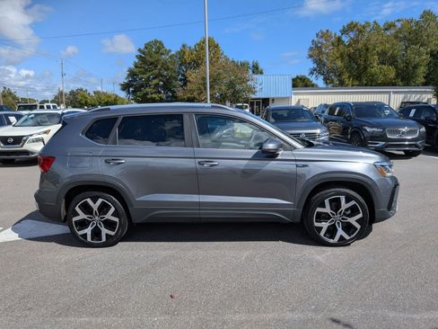 Used 2022 Volkswagen Taos SEL image 2