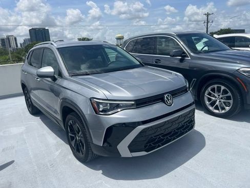 Used 2025 Volkswagen Taos SE w/ Black Wheel Package FWD image 4