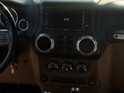 Used 2013 Jeep Wrangler Unlimited Rubicon w/ Connectivity Group AWD/4WD image 17