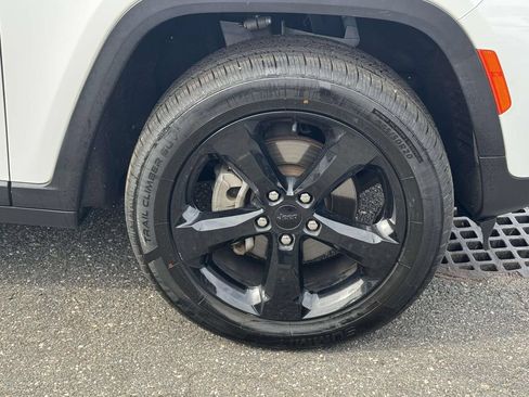 Used 2023 Jeep Grand Cherokee Altitude AWD/4WD image 8