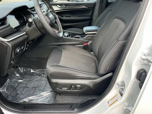 Used 2025 Jeep Grand Cherokee Laredo w/ Luxury Tech Group I RWD image 27