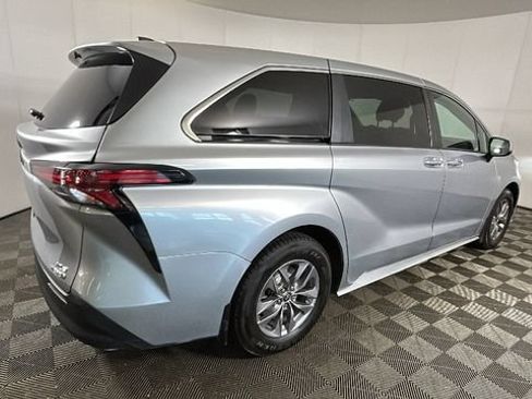 Used 2021 Toyota Sienna XLE FWD image 3