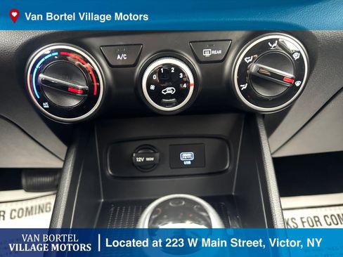 Used 2021 Hyundai Venue SE image 19