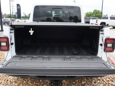 Used 2025 Jeep Gladiator Mojave w/ Convenience Group AWD/4WD image 40