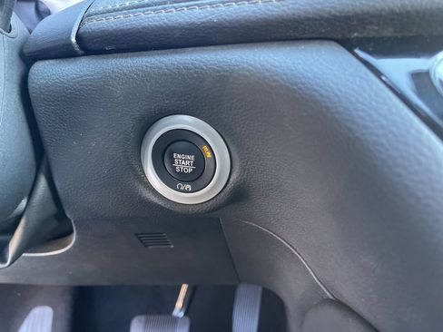 Used 2025 Chrysler Pacifica Limited image 30