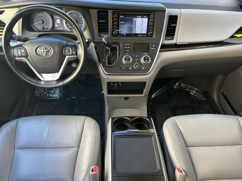 Used 2019 Toyota Sienna XLE w/ XLE Navigation Package FWD image 10