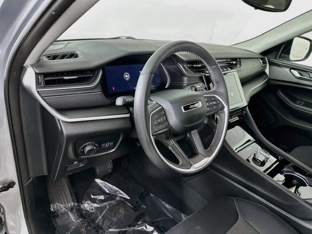 Used 2023 Jeep Grand Cherokee L Laredo w/ Luxury Tech Group I AWD/4WD image 14