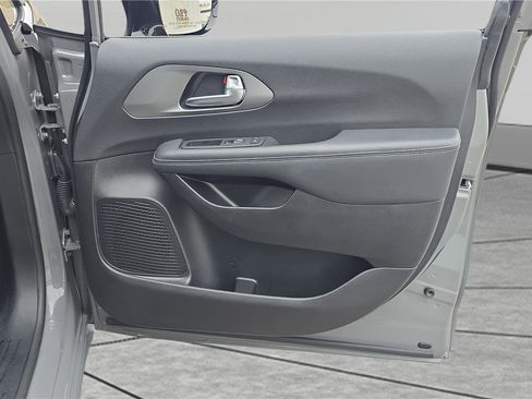 Used 2025 Chrysler Pacifica Select FWD image 15