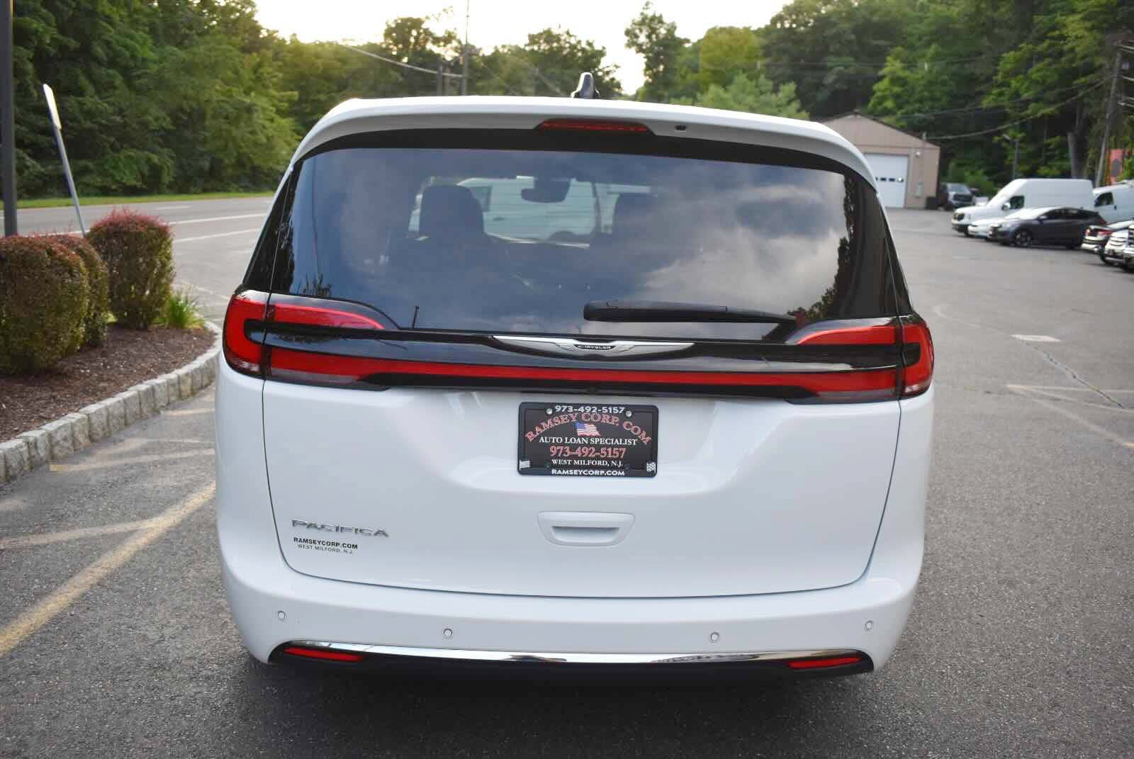 Used 2025 Chrysler Pacifica Select FWD image 5
