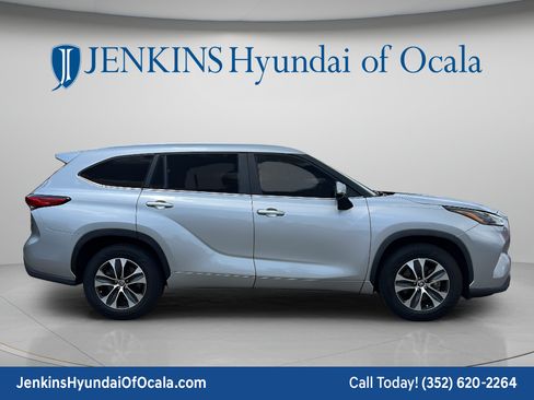 Used 2023 Toyota Highlander XLE FWD image 2