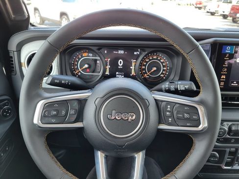 Used 2025 Jeep Wrangler Unlimited Sahara AWD/4WD image 30