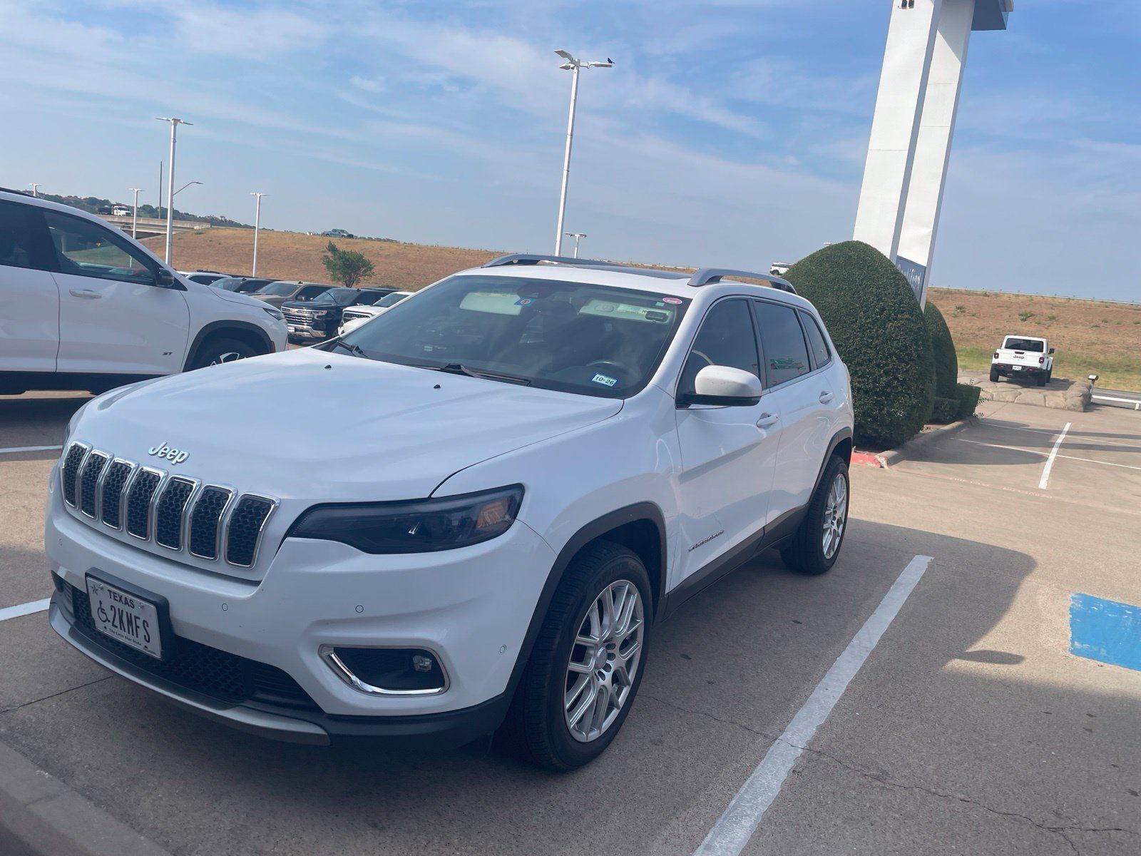 Used 2019 Jeep Cherokee Limited w/ Luxury Group FWD image 9