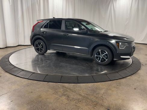 Certified 2025 Kia Niro LX image 2
