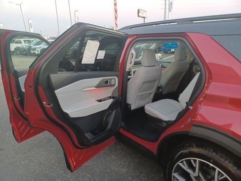 New 2025 Ford Explorer Platinum w/ Ultimate Package image 12