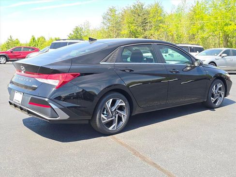 New 2026 Hyundai Elantra Limited FWD image 3