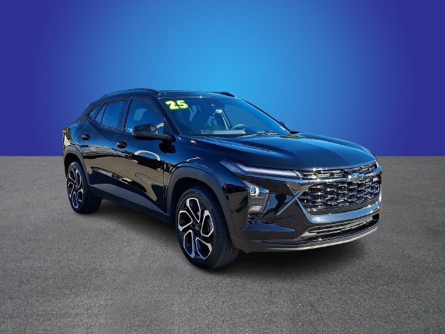 Used 2025 Chevrolet Trax RS w/ Sunroof Package FWD image 3