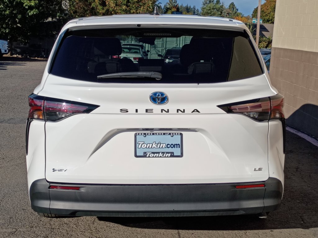 Used 2025 Toyota Sienna LE FWD image 7