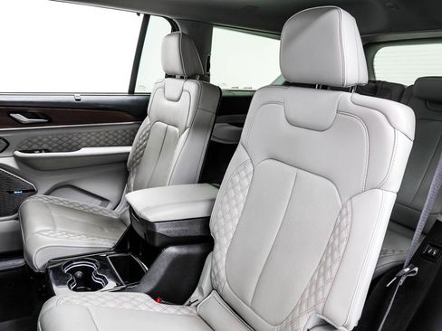 Used 2023 Jeep Grand Cherokee L Summit w/ Advanced Protech Group IV AWD/4WD image 17