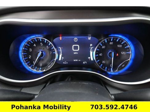 Used 2024 Chrysler Pacifica Touring-L FWD image 10