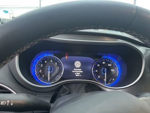 Used 2025 Chrysler Pacifica Select image 12