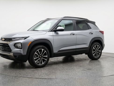 Used 2025 Chevrolet TrailBlazer LT w/ Driver Confidence Package AWD/4WD image 3