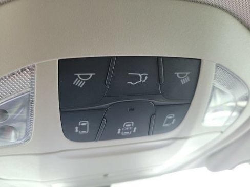 Used 2023 Chrysler Voyager LX FWD image 26