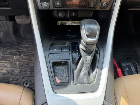 Used 2021 Toyota RAV4 XLE Premium image 30