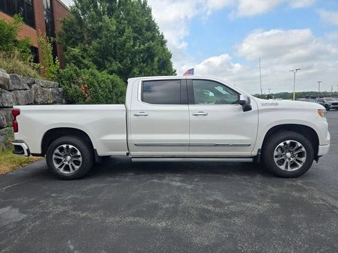 Used 2024 Chevrolet Silverado 1500 High Country w/ Z71 Off-Road Package AWD/4WD image 2
