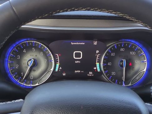 Used 2023 Chrysler Pacifica Touring-L image 26