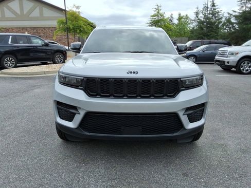 Used 2025 Jeep Grand Cherokee Altitude AWD/4WD image 2