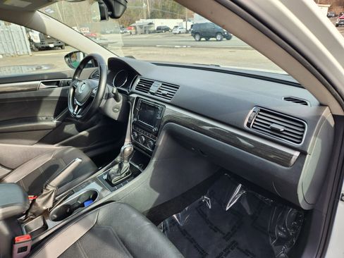 Used 2018 Volkswagen Passat 2.0T SE image 18