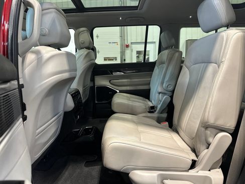 Used 2022 Jeep Wagoneer Series III w/ Premium Group I AWD/4WD image 28