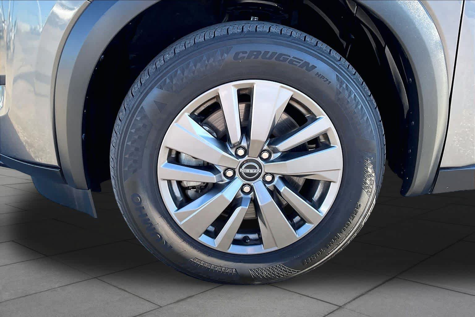 Used 2025 Nissan Pathfinder SV AWD/4WD image 10