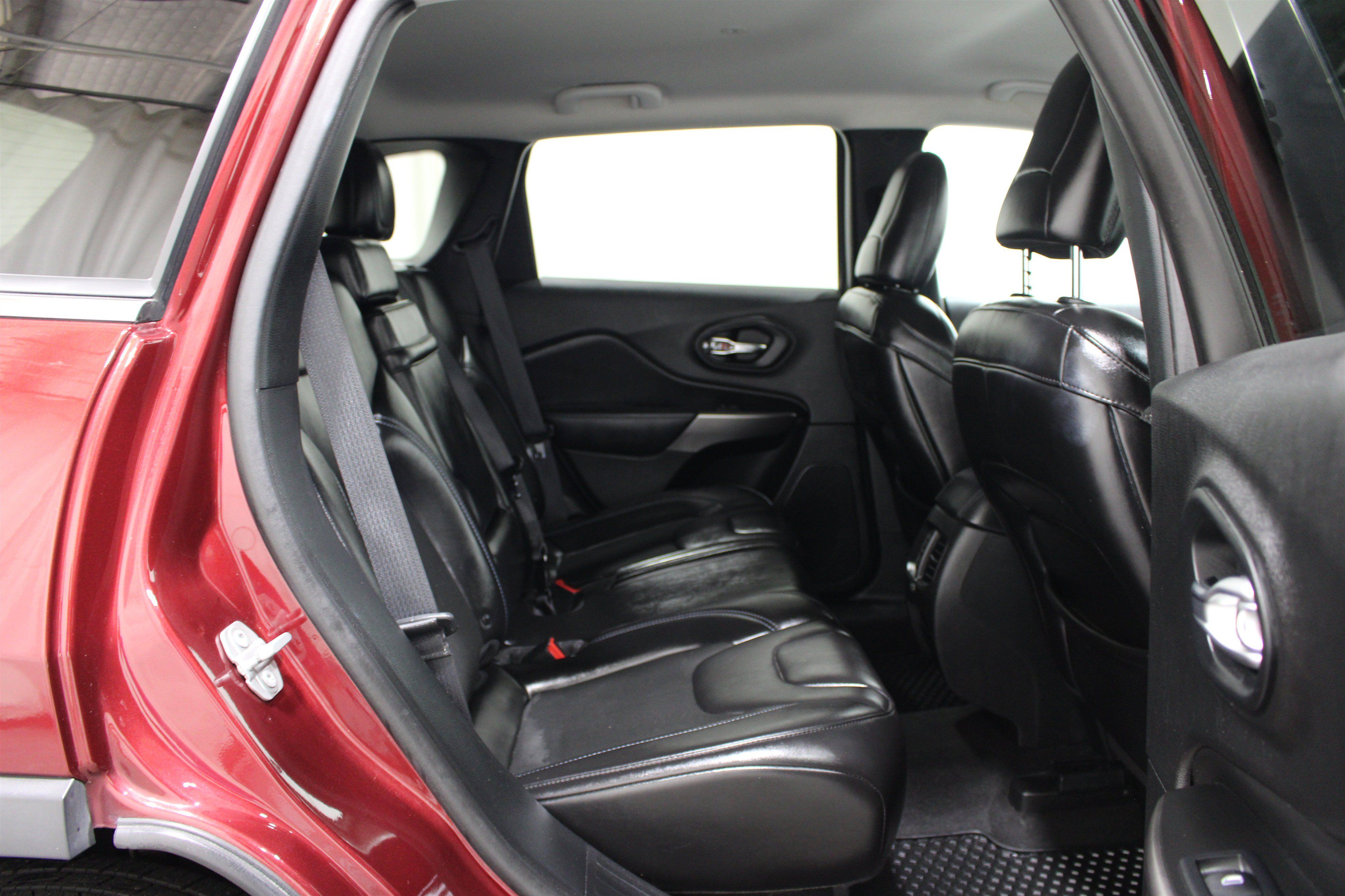 Used 2019 Jeep Cherokee Latitude Plus w/ Cold Weather Group FWD image 20