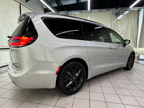 Used 2026 Chrysler Pacifica Limited w/ S Appearance Package FWD image 3
