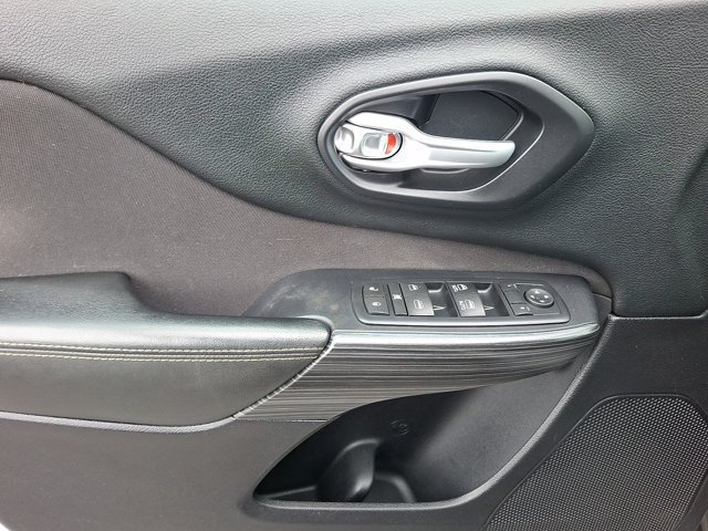 Used 2016 Jeep Cherokee Latitude AWD/4WD image 16