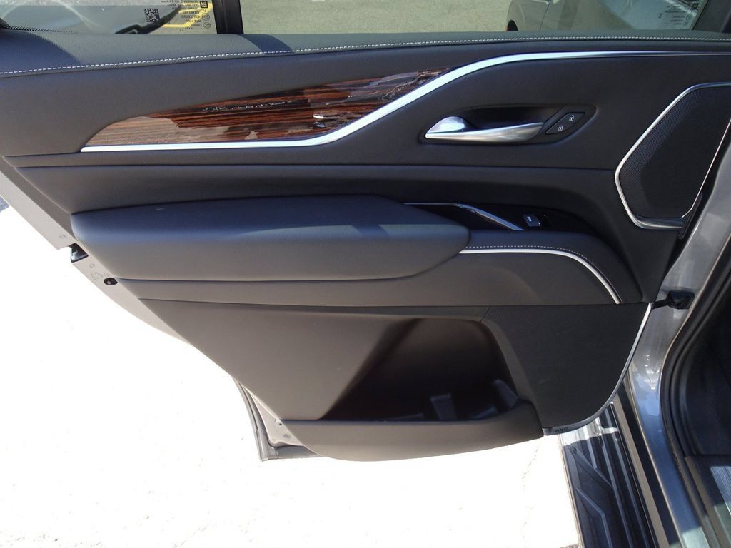 Used 2021 Cadillac Escalade Premium Luxury AWD/4WD image 18