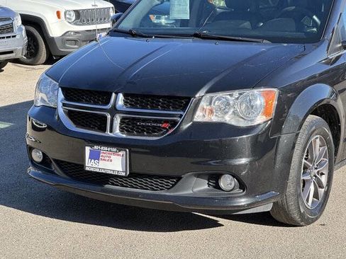 Used 2017 Dodge Grand Caravan SXT image 2