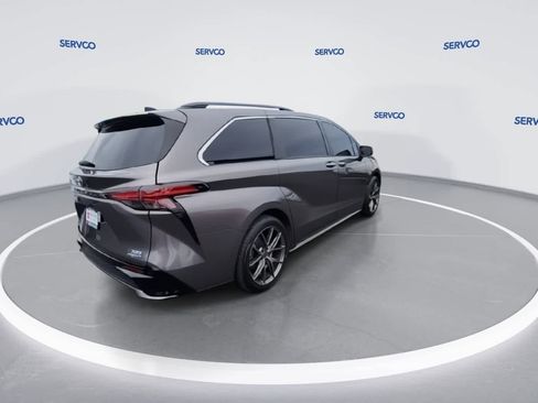 Used 2022 Toyota Sienna XSE image 8