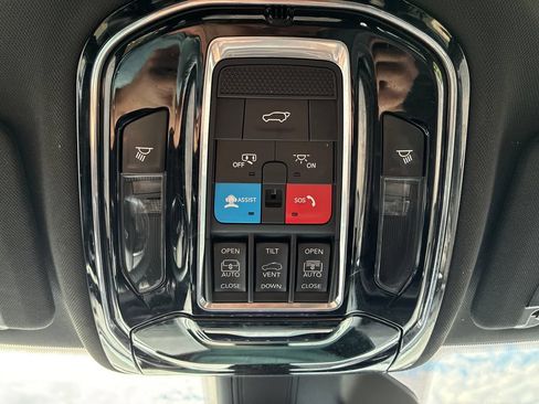 Used 2023 Jeep Grand Cherokee Overland w/ Luxury Tech Group IV AWD/4WD image 34